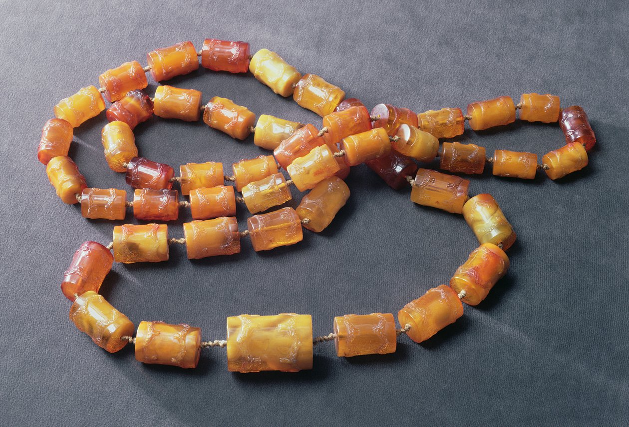 Halsband med 49 cylindriska pärlor dekorerade i basrelief, ca 1600 (bärnsten) av Polish School