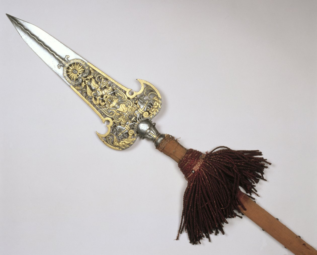 Spjut från kung Ludvig XIV:s (1638-1715) garde av Frankrike (stål och guld i trä) av Polish School