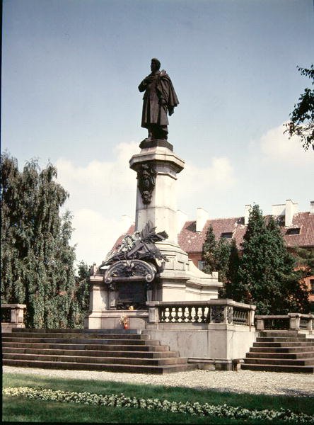 Staty av Adam Mickiewicz (1798-1855) uppförd 1898 av Polish School