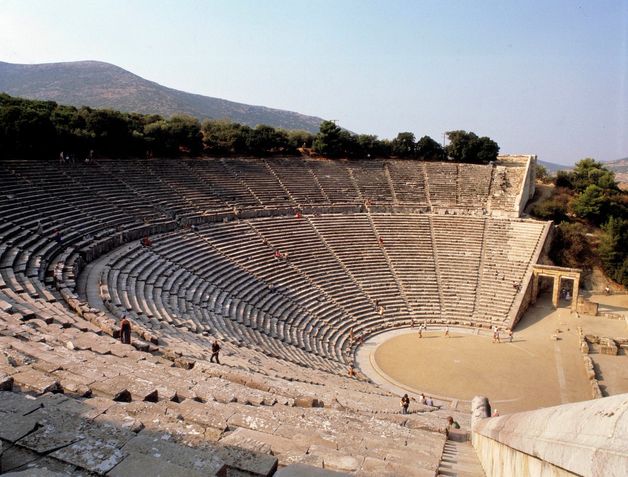 Utsikt över teatern Epidaurus realiserad av arkitekten Polyclete le Jeune i Grekland. av Polycletus (active c.450 c.415 BCE)