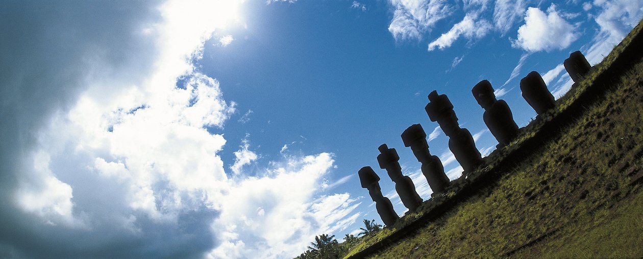 Moai-statyer, Rapa Nui National Park på Påskön, Chile av Polynesian Polynesian
