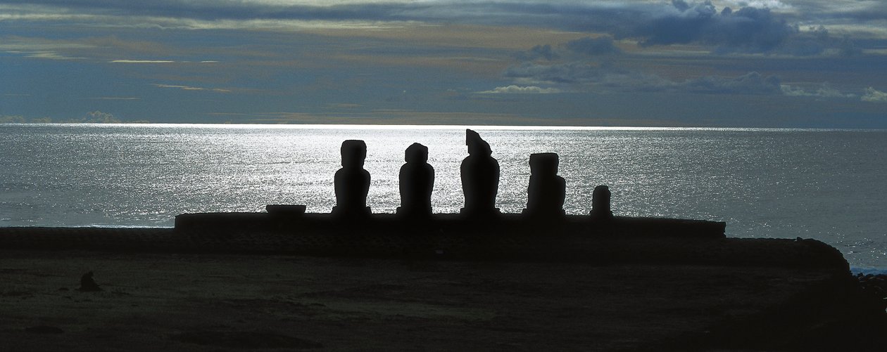 Moai-statyer, Rapa Nui National Park på Påskön, Chile av Polynesian Polynesian