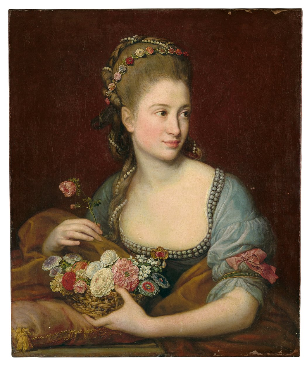 Porträtt av en dam som Flora, halvlångt, med en flätad korg med blommor av Pompeo Girolamo Batoni