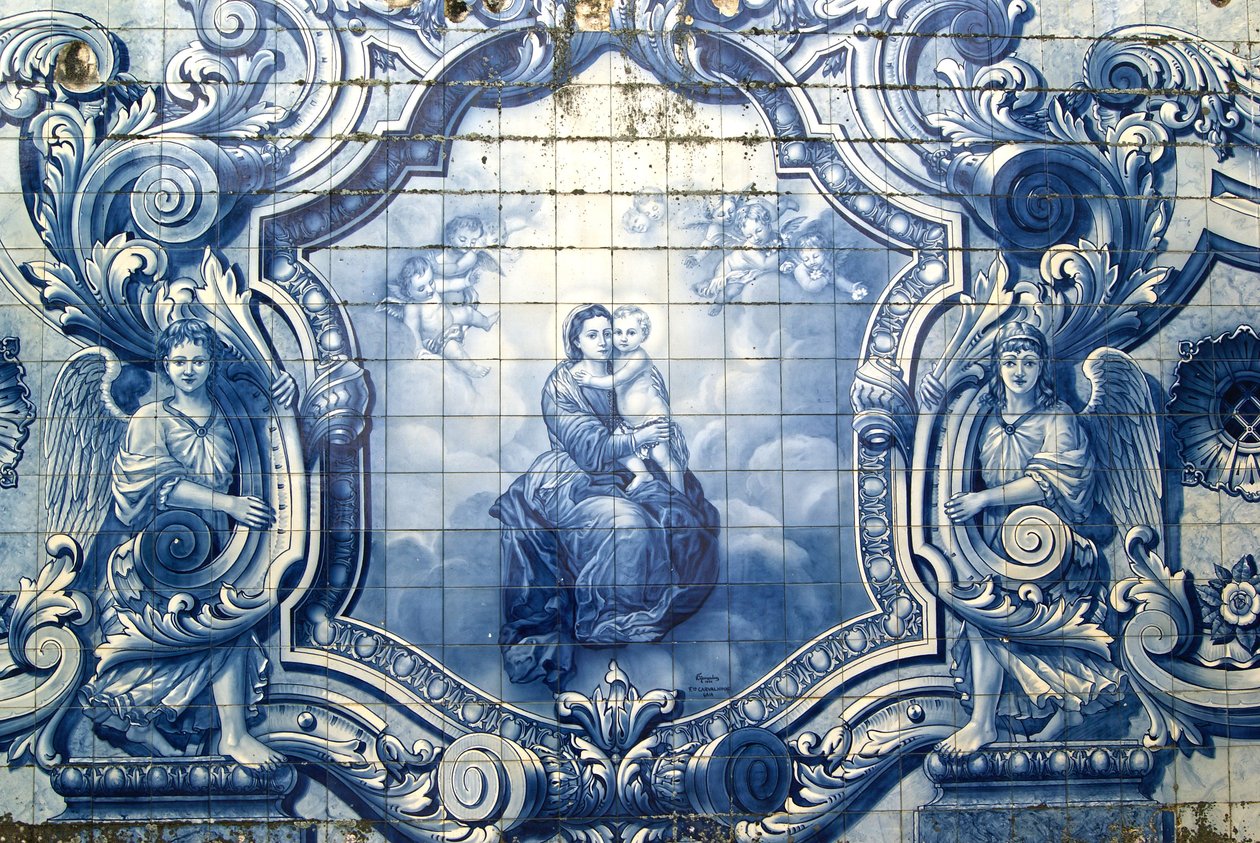 Dekorativ panel föreställande Madonnan och barnet, Lamego, Portugal. 1738 (keramiska plattor) av Portuguese School