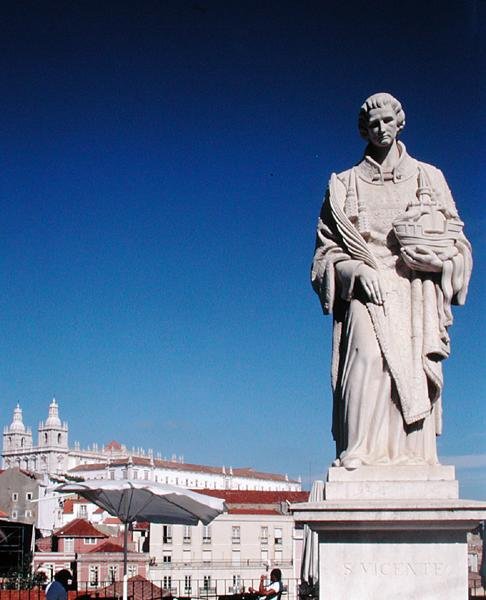 Staty av St Vincent med klostret San Jeronimo i bakgrunden av Portuguese School