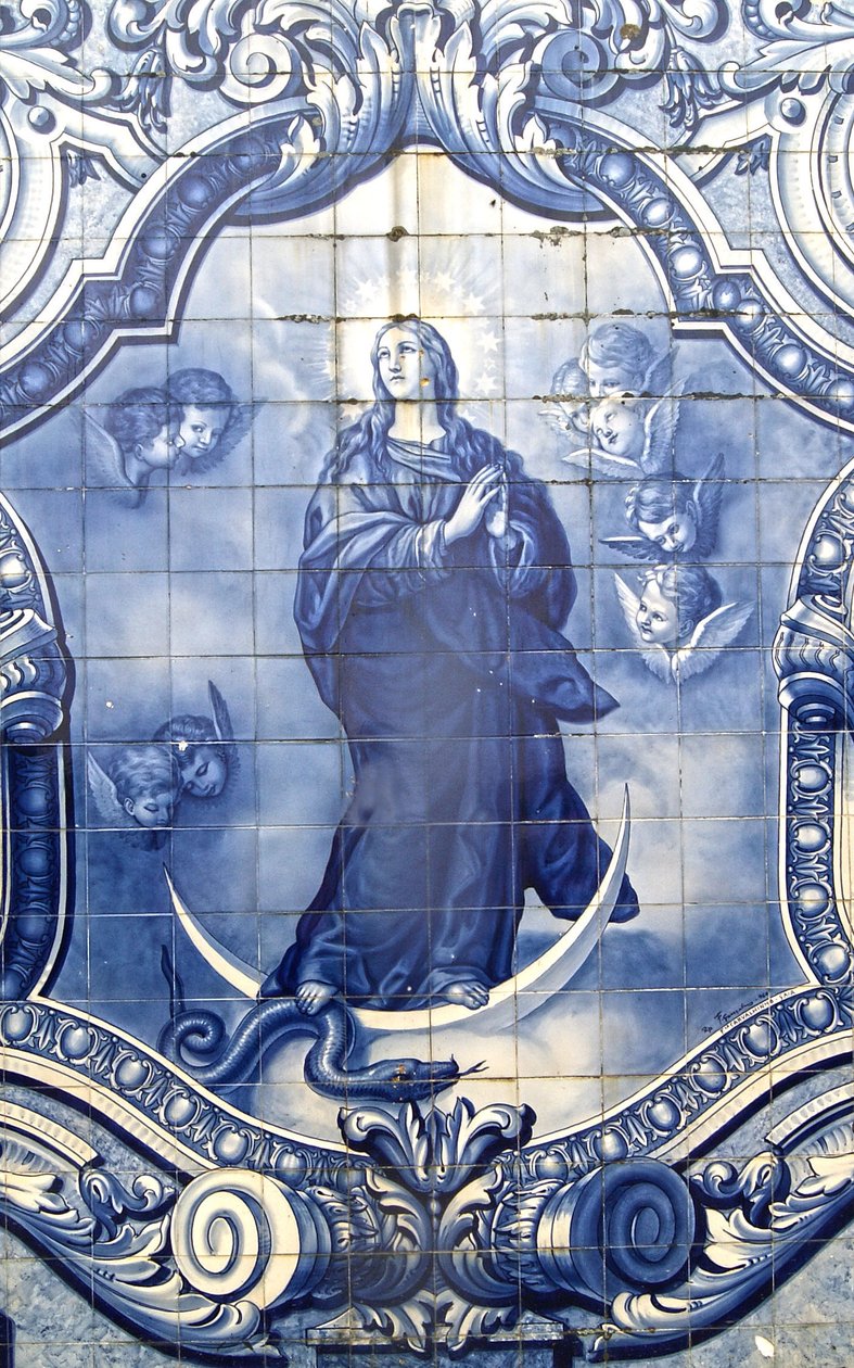 Detalj av en dekorativ panel som visar Jungfru Maria som krossar ormen, Lamego, Portugal. 1738 av Portuguese School