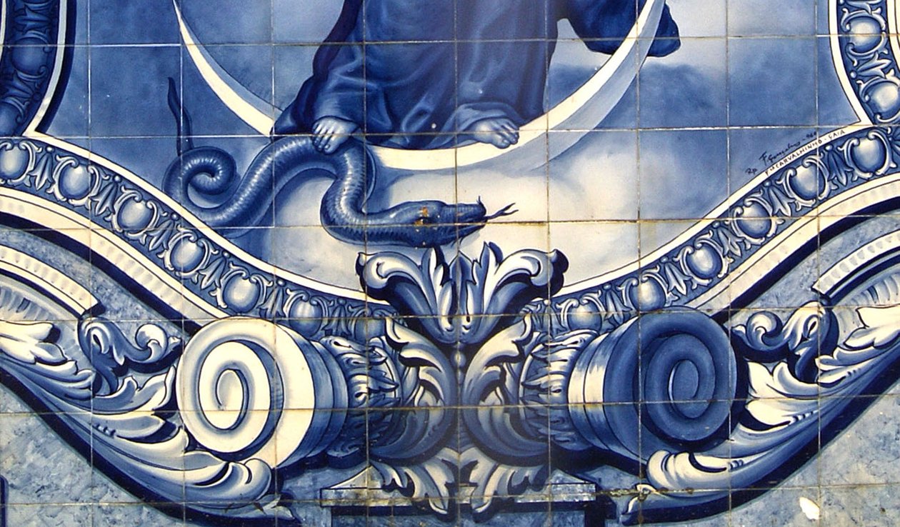 Detalj av en dekorativ panel som visar Jungfru Maria som krossar ormen, Lamego, Portugal. 1738 (keramiska plattor) av Portuguese School
