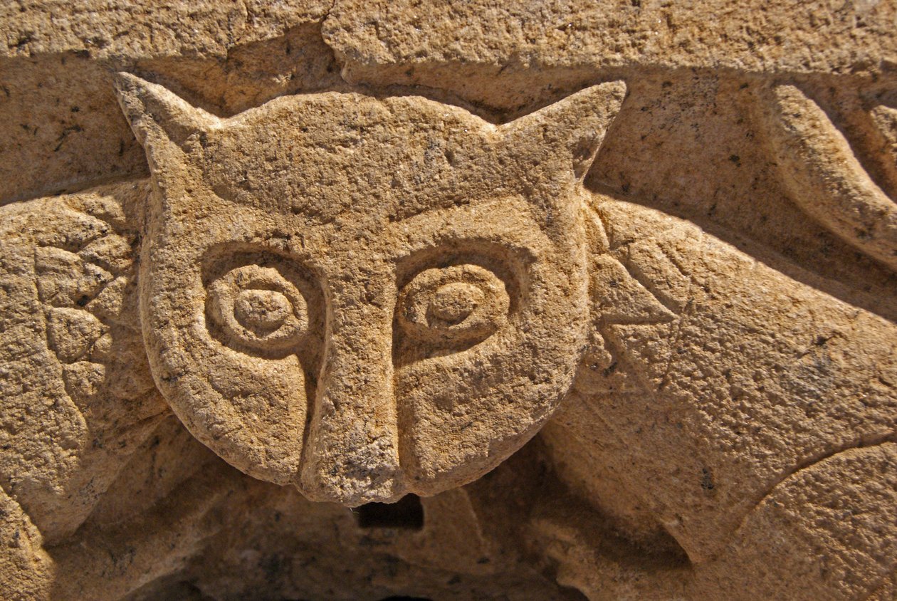 Detalj av en zoomorfisk huvudstad från en av de ursprungliga kolumnerna. (granit) av Portuguese School