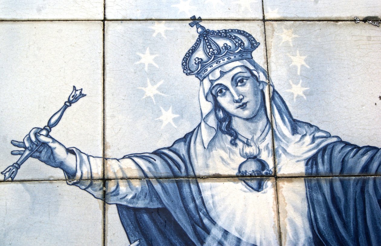 Detalj av Jungfru Maria från en dekorativ panel som visar hur hon krossar ormen, Lamego, Portugal. 1738 (keramiska plattor) av Portuguese School