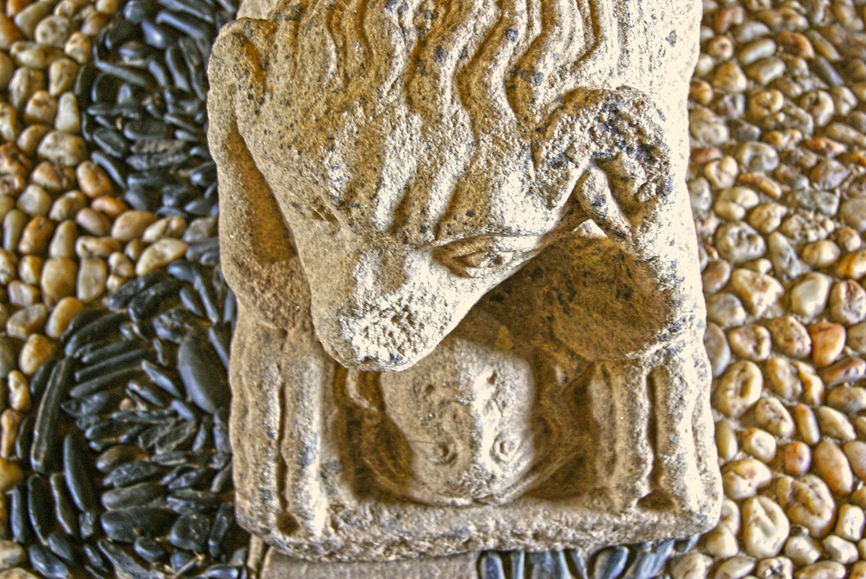 Lejon äter en man, bas av sarkofag av D. Afonso Pires, tidigare biskop av Porto, Lamego, Portugal ca 1372 (sten) av Portuguese School