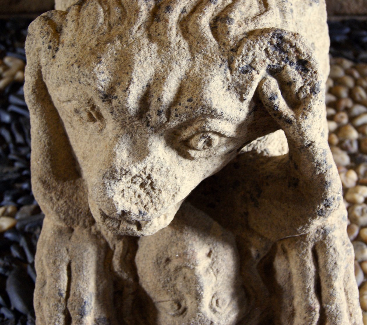 Lejon äter en man, bas av sarkofag av D. Afonso Pires, tidigare biskop av Porto, Lamego, Portugal ca 1372 (sten) av Portuguese School