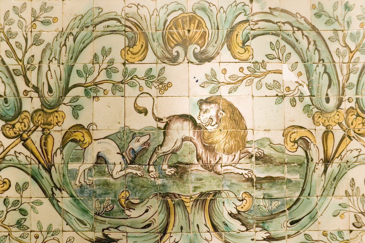 Majolika föreställande brickor av en hund som jagar ett lejon, från The Hunting Room at Palacio da Praia, Belem, ca 1680 (keramik) av Portuguese School