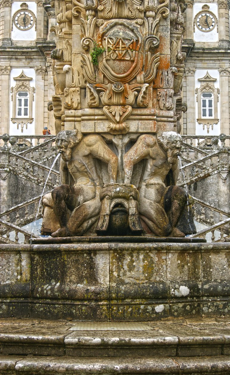 Mytiska Atlantes vid foten av en obelisk, Lamego, Portugal. 1738 (granit) av Portuguese School