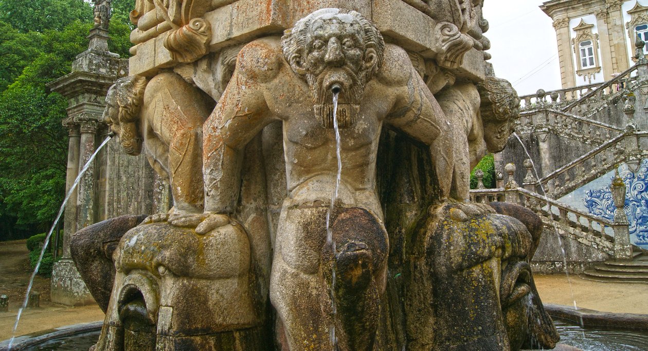 Mytiska atlanter vid basen av en obelisk, Lamego, Portugal. 1738 (granit) av Portuguese School