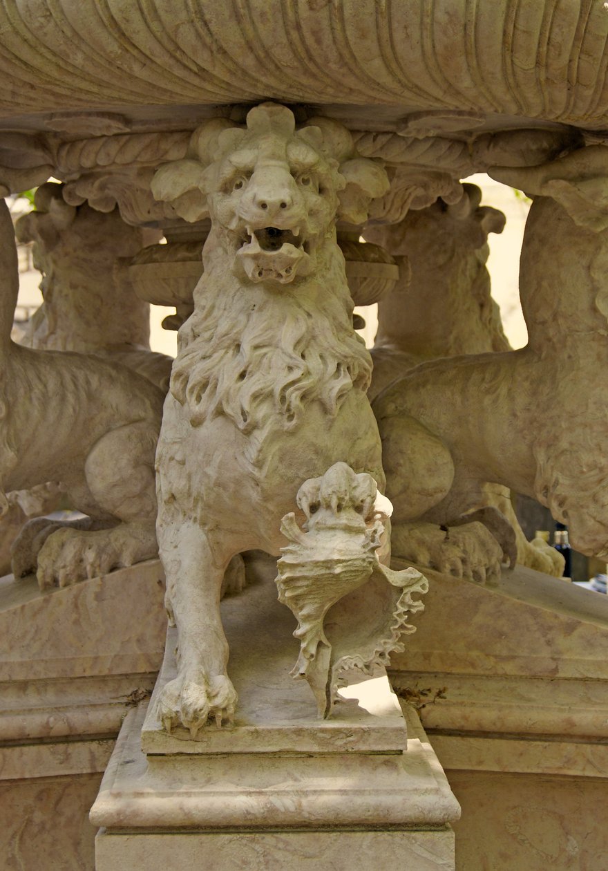 Mytiska behornade Lion Atlantes vid foten av en fontän, Quinta da Regalia, Sintra, Portugal c.1915 (sten) av Portuguese School