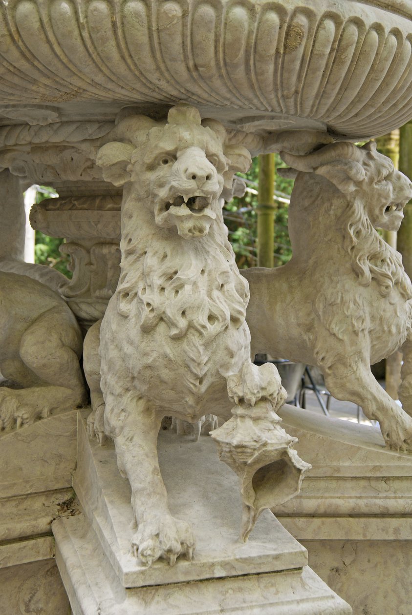 Mytiska behornade Lion Atlantes vid foten av en fontän, Quinta da Regalia, Sintra, Portugal c.1915 (sten) av Portuguese School