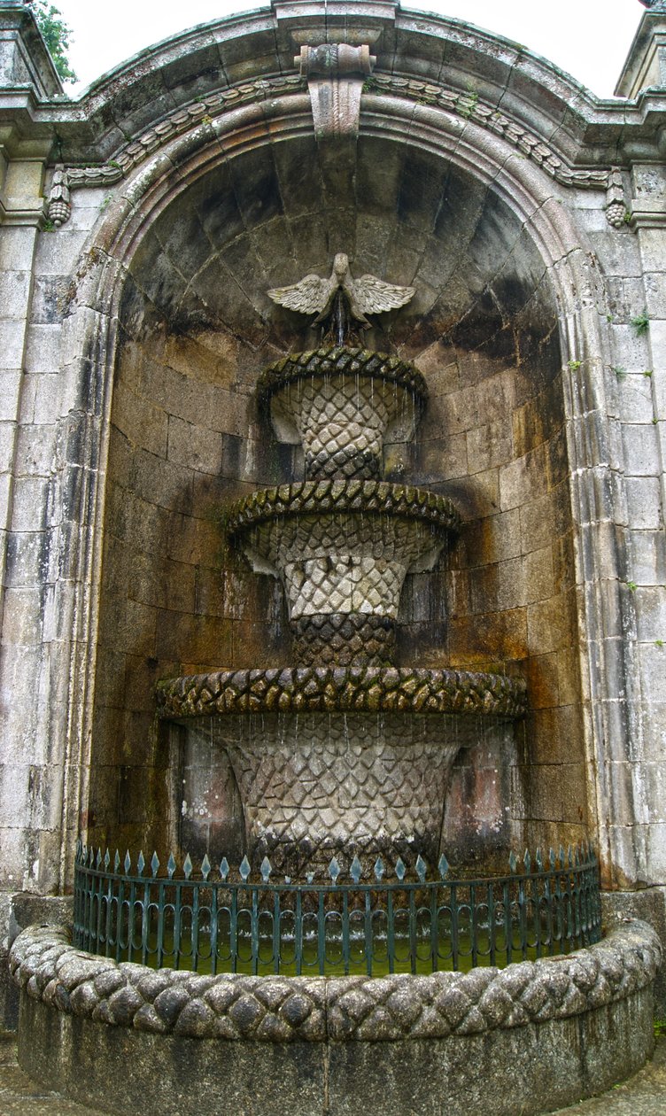 Pelican Fountain, Sanctuary of Our Lady of Remedies, Lamego, Portugal 1738 (sten) av Portuguese School