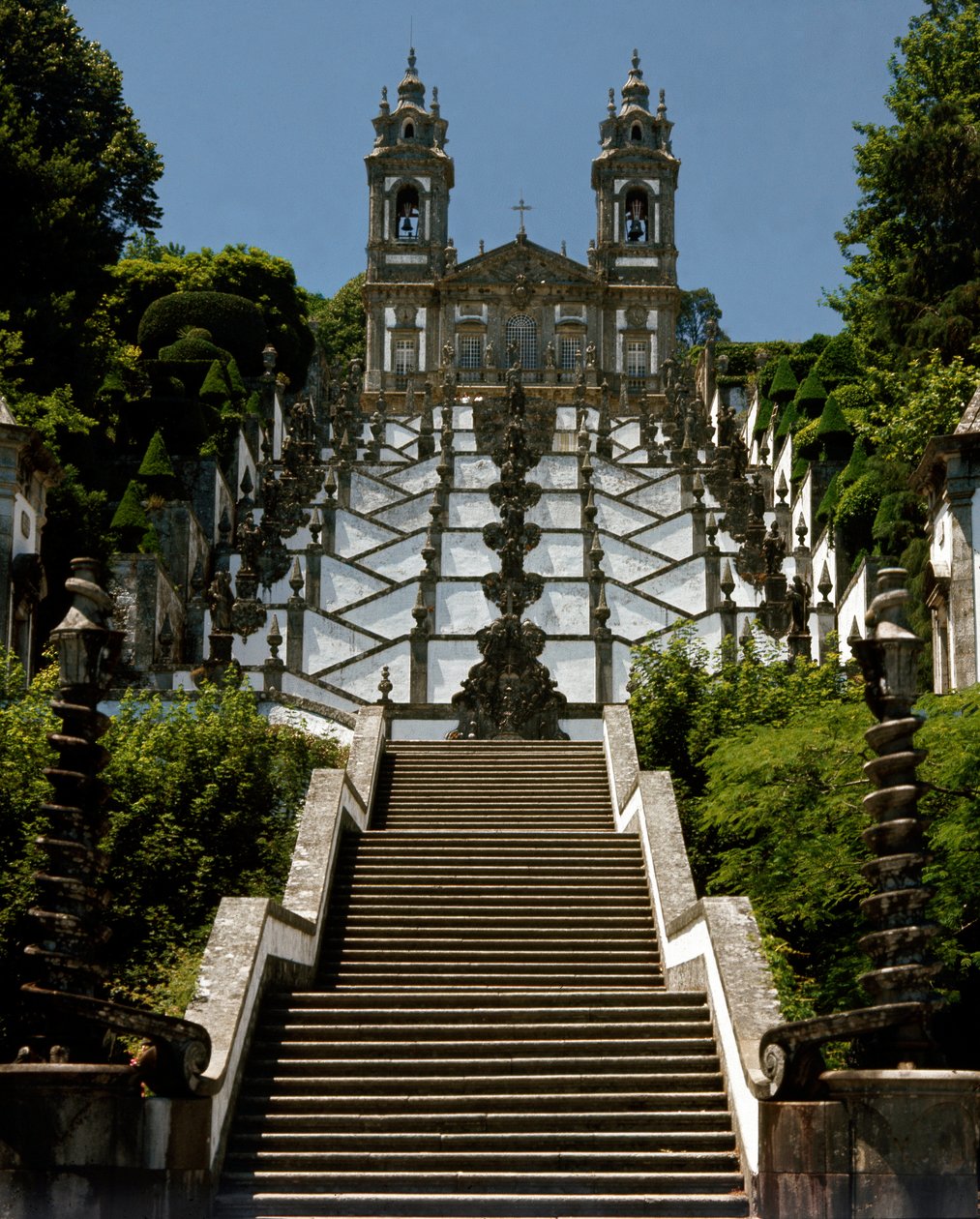 Utsikt över helgedomen Bom Jesus do Monte av Portuguese School
