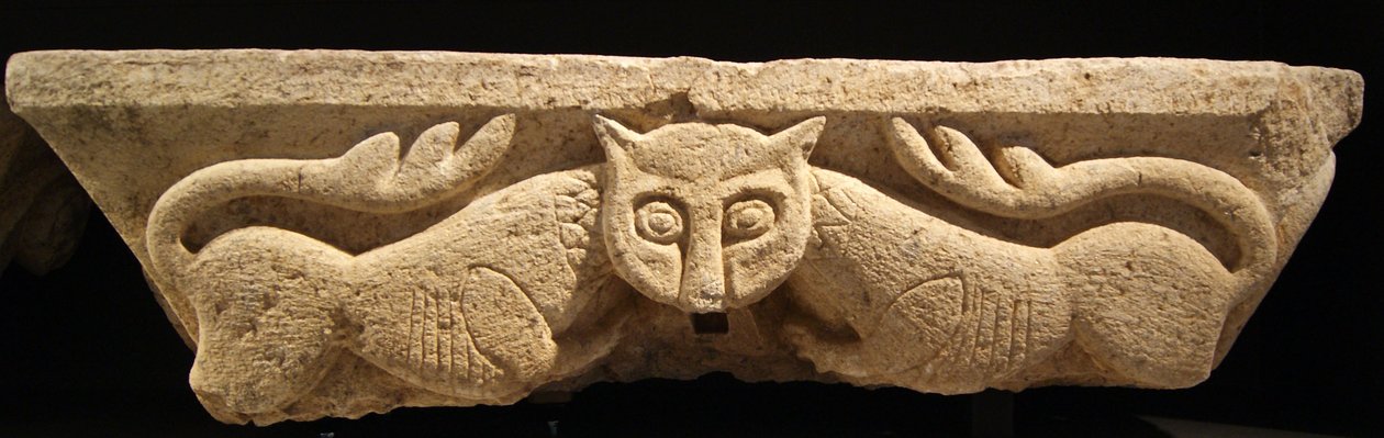Zoomorphic Capital från en av de ursprungliga kolumnerna. (granit) av Portuguese School