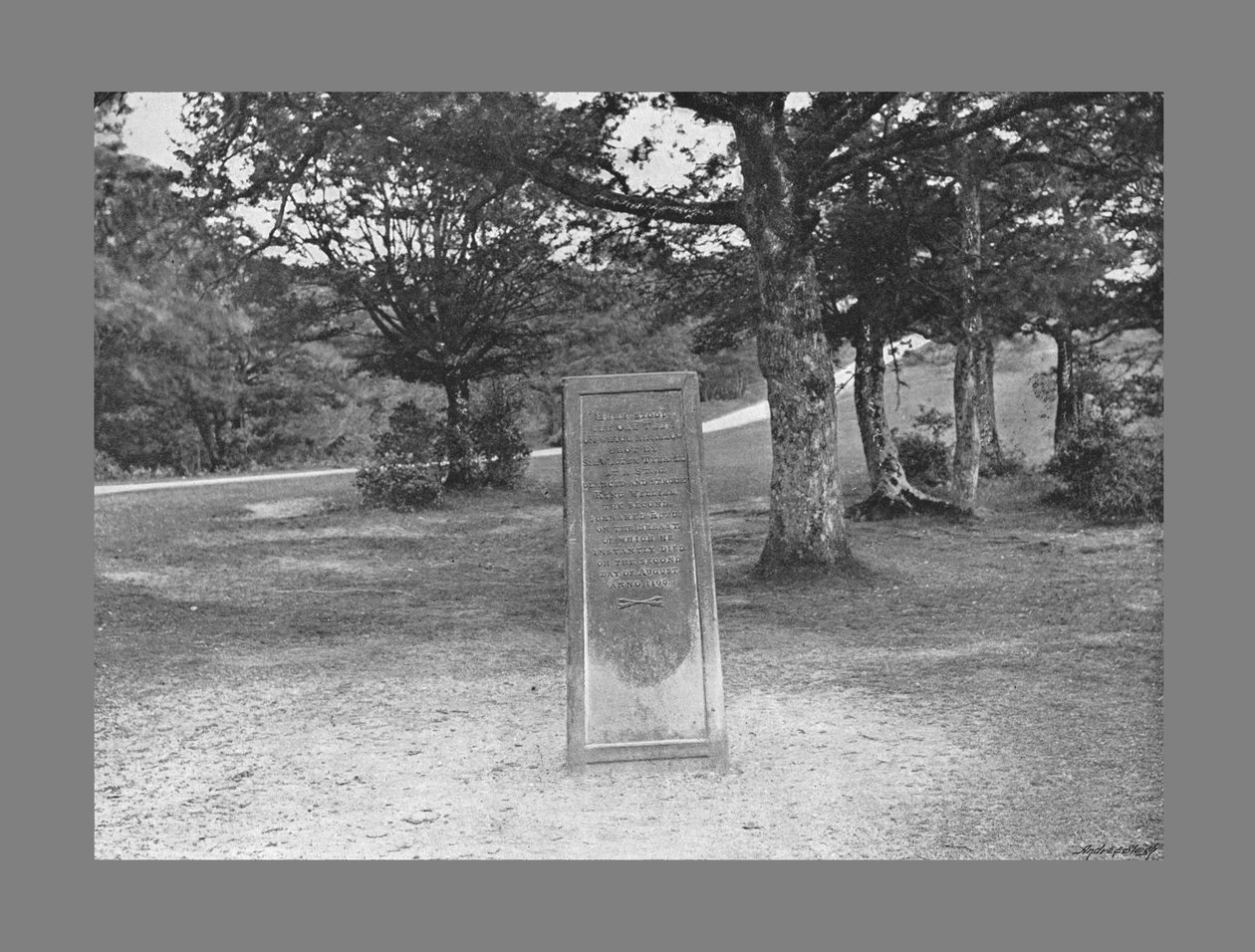 Rufus sten, New Forest Hants, c1900 av Poulton and Co