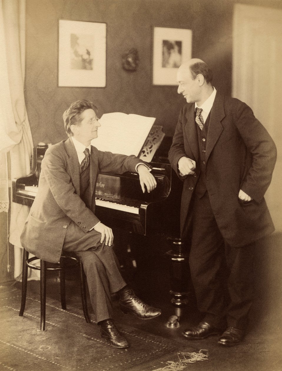 アレクサンドル・ゼムリンスキーとアーノルド・シェーンベルク、プラハ、1917年。スウェーデン av Prague . Photo studio Schlosser and