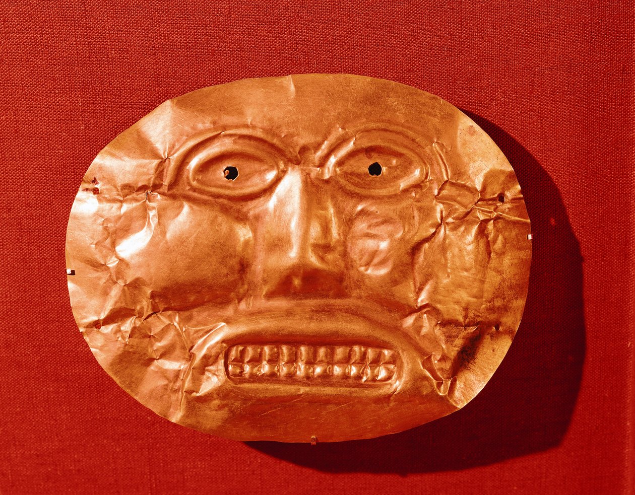 Calima-mask från Restrepo, Cauca-dalen, ca 550-450 f.Kr. (guld) av Pre Columbian