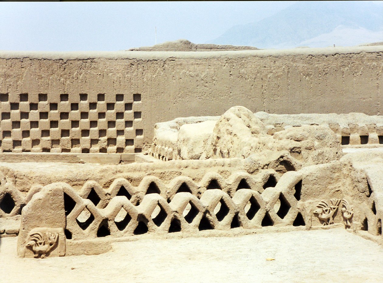Inne i den förstörda och övergivna staden före Inka som byggdes av Chimu, ca 1300 av Pre Columbian