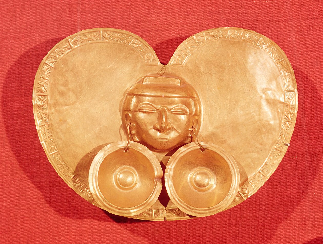 Pectoral med ett mänskligt ansikte bär örhängen, från Restrepo, Cauca Valley, Calima Period (guld) av Pre Columbian