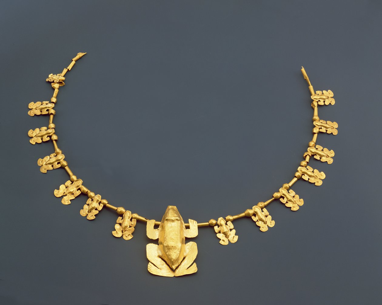 Quimbaya halsband med grodor, från Colombia (hamrat guld) av Pre Columbian