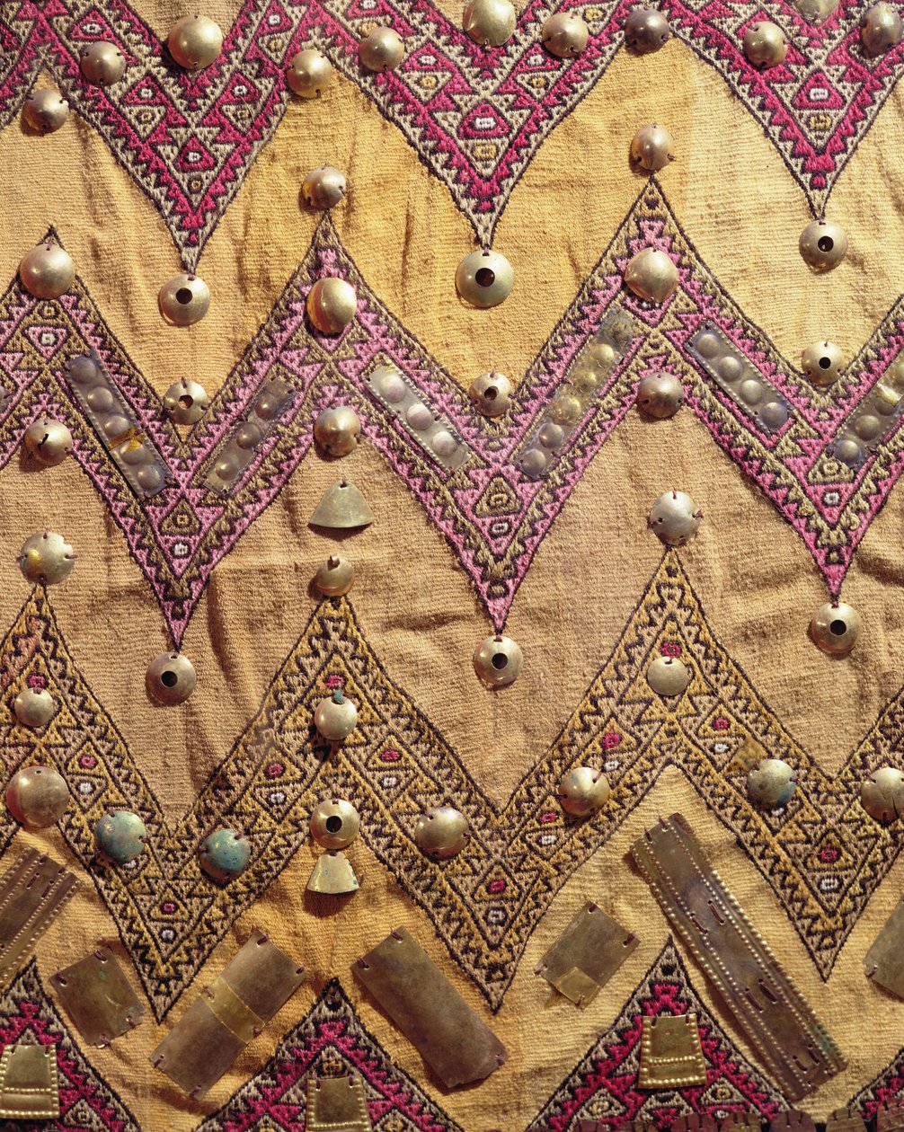 Sektion av broderat tyg med guldplaketter, från Chancay, Peru, 1100-1200-talet (textil) av Pre Columbian