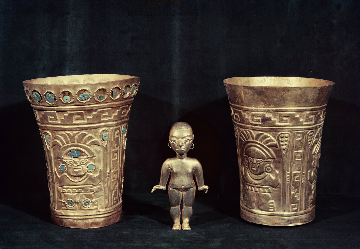 Två Chimu-vaser med mytologiska figurer och en liten kvinnlig Mochica-idol (präglat guld och turkos). av Pre Columbian