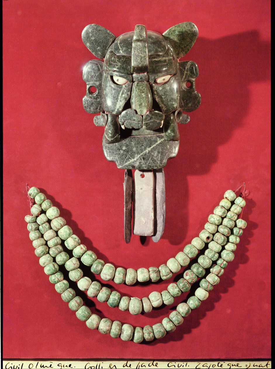 Zapotekisk bröstkorg i form av en mask som föreställer fladdermusguden Piquete Zina från Monte Alban, Oaxaca (jade) och ett olmeciskt halsband gjort av 90 kalebassformade pärlor från La Venta, Tabasco (skiffer). av Pre Columbian