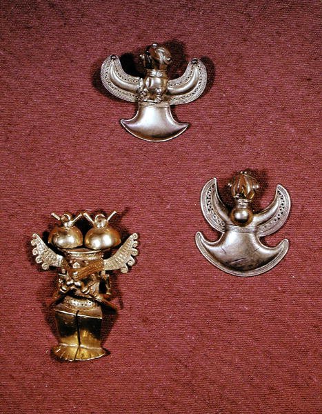 Två Tairona Culture fågelformade hängen och en Quimbaya Culture antropomorf statyett (guld) av Pre Columbian Pre Columbian
