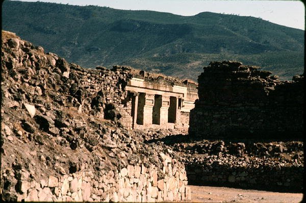 Utsikt över väggar och en tempelingång av Pre Columbian Pre Columbian