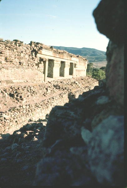Vy över väggar och en tempelingång av Pre Columbian Pre Columbian