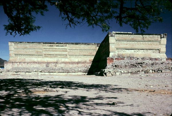 Väggar med mönstrat stenarbete av Pre Columbian Pre Columbian