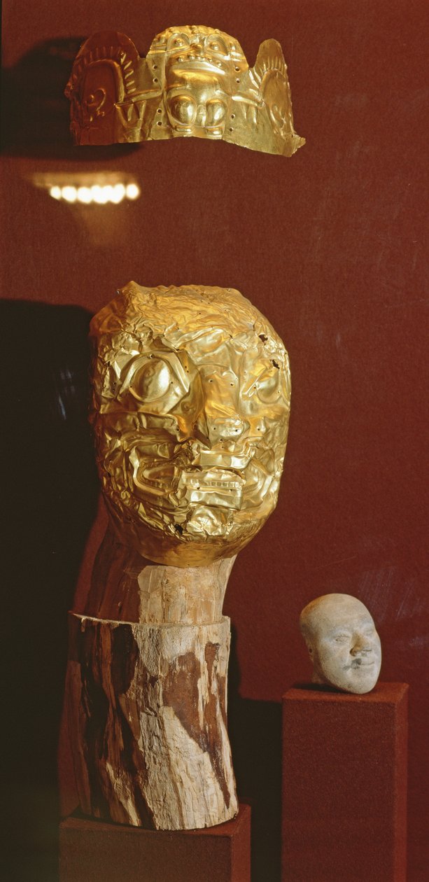 Mask och huvudbonad (guld) av Pre-Columbian