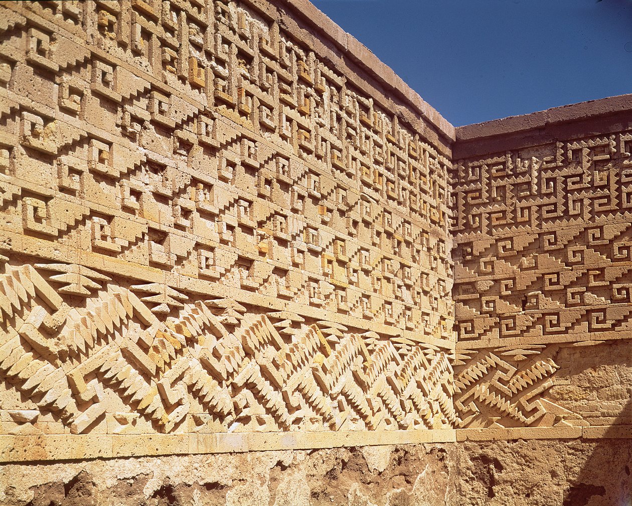 Mosaikvägg från Patio de las Grecas, postklassisk period (900-1521) av Pre Columbian