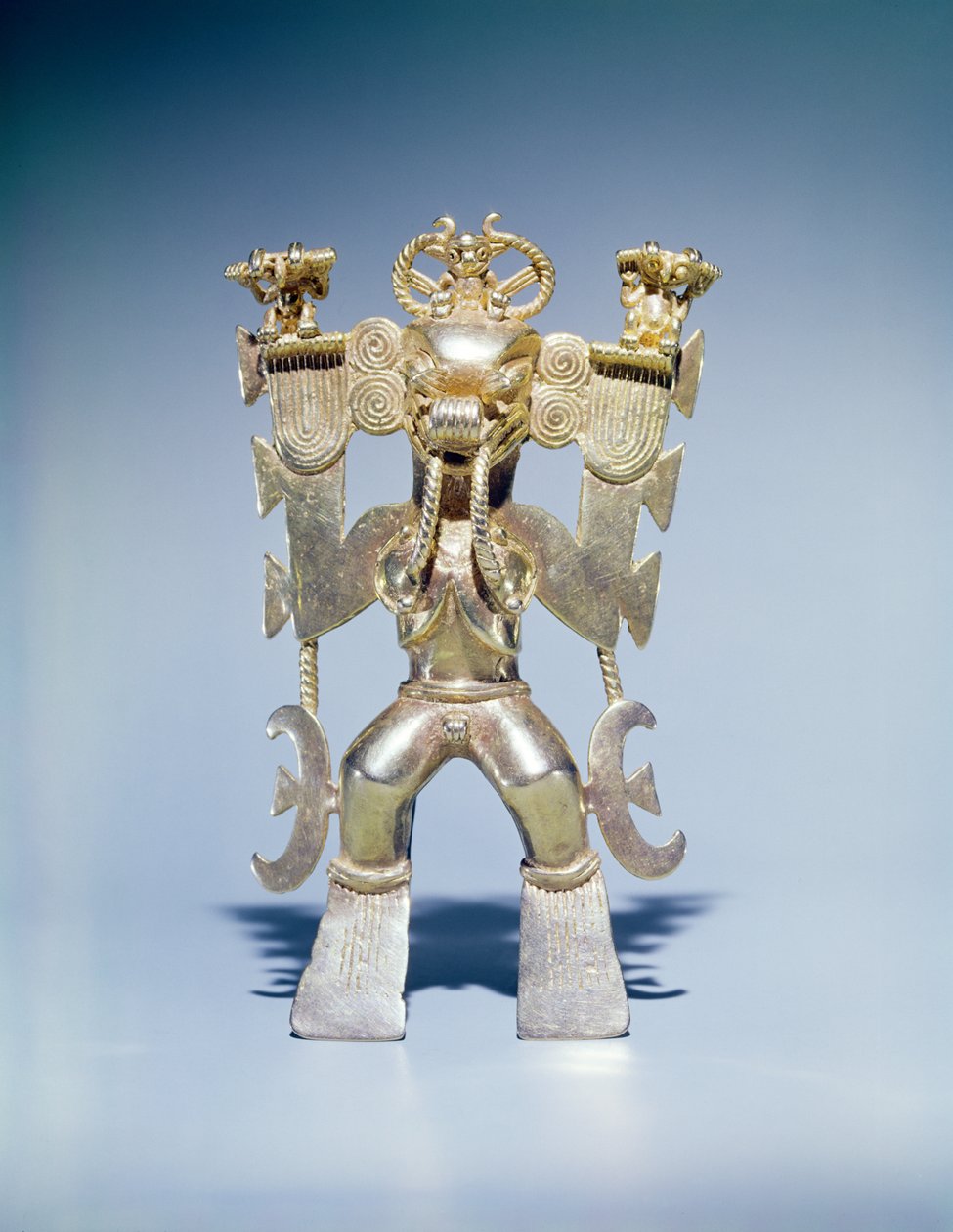 Hänge som representerar en krokodilgud, La Vaca, Punta Burica, Costa Rica (guld) av Pre Columbian