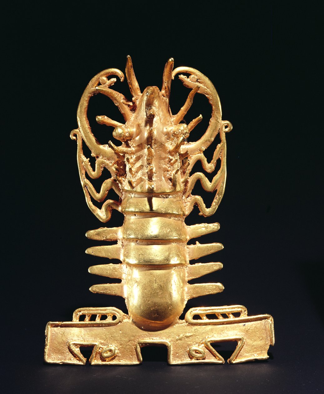 Hänge som föreställer en hummer med en krokodilmun, från La Vaca, Punta Burica, Costa Rica (guld) av Pre Columbian