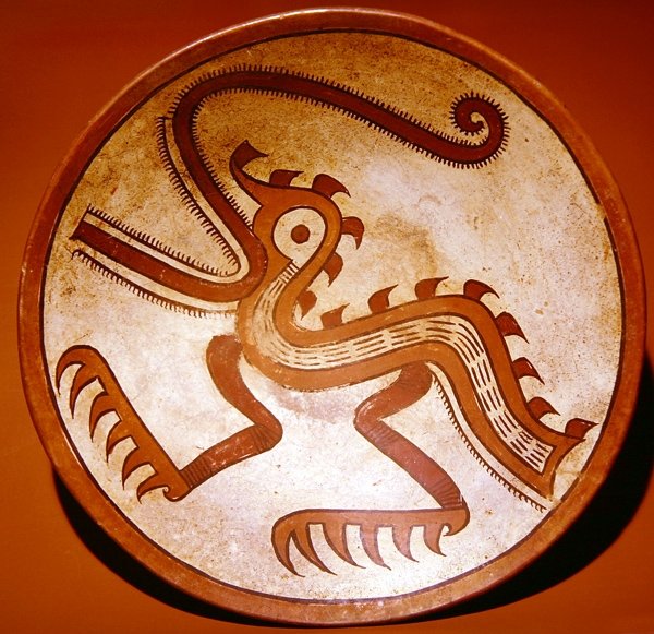 Skål som visar ett sammansatt monster med fågel- och krokodilelement, från Cative, Sona, Veraguas-provinsen, Panama, Early Cocle-stil (keramik) av Pre Columbian Pre Columbian