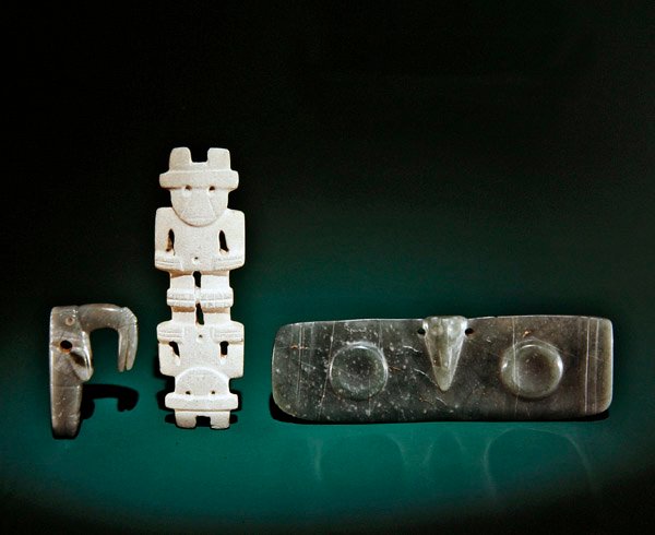 Snidade figurer inklusive en näbbfågel, tvåhövdad statyett och ett bevingat hänge, från Guacimo, Linea Vieja-området (jade) av Pre Columbian Pre Columbian