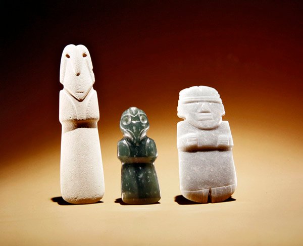 Snidade figurer med central fågelformad kelt med konvex rygg, från Guacimo, Linea Vieja-området (jade) av Pre Columbian Pre Columbian