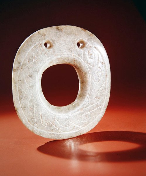 Skivformad prydnad, från Guacimo, Linea Vieja area (genomskinlig ljus & mörkare grön jade) av Pre Columbian Pre Columbian