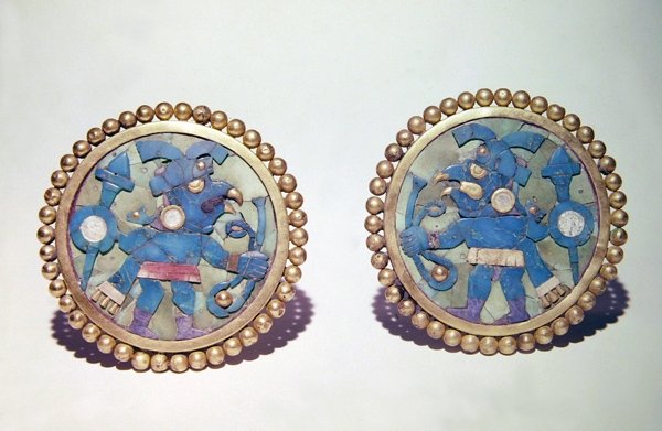 Öronskivor dekorerade med fågelhuvudena krigare som bär sköldar, spjut och selar, Mochica-stil (turkos, guld och skal) av Pre Columbian Pre Columbian