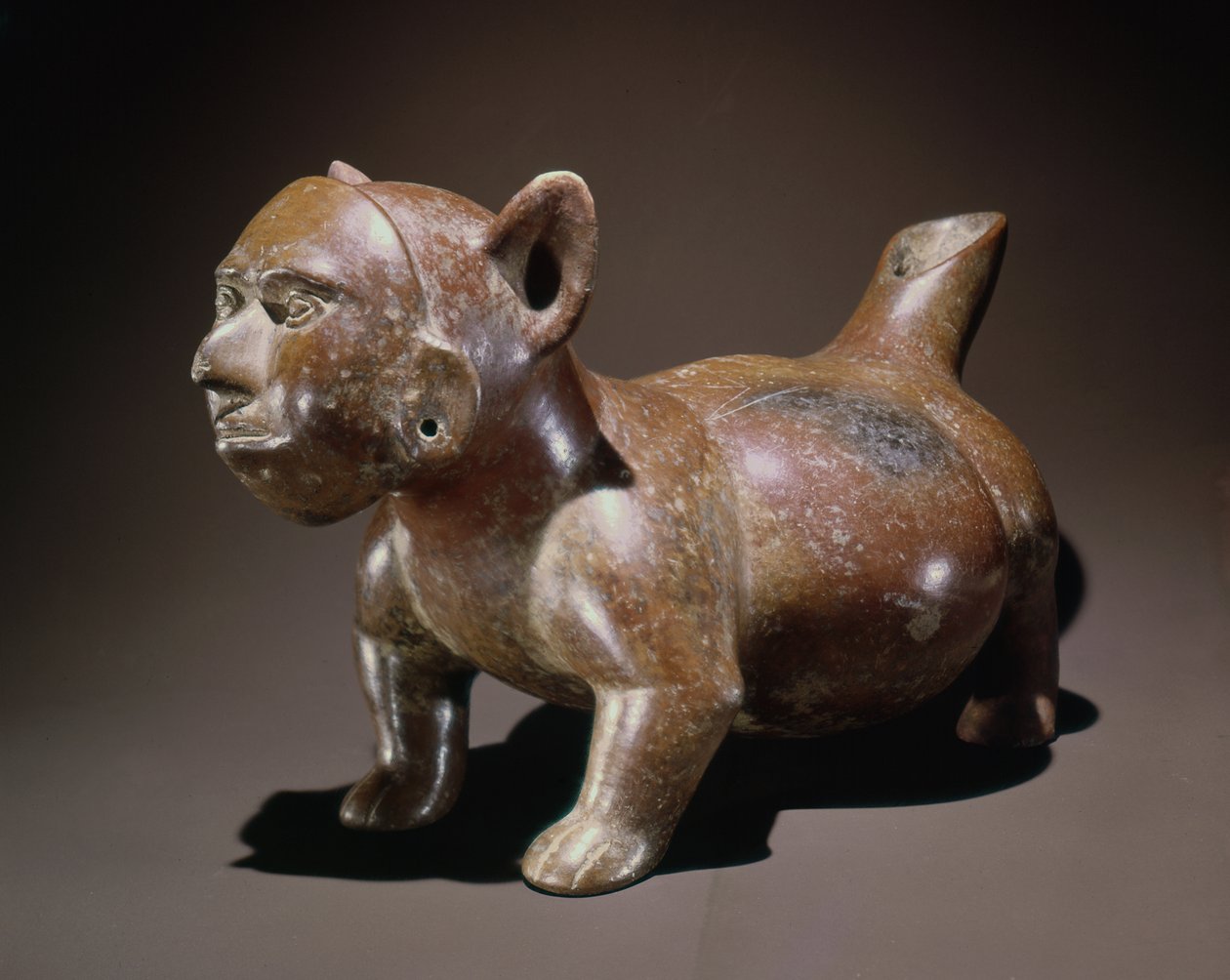Effigy-kärl som representerar en hund som bär en mask i form av ett mänskligt ansikte, Colima-stil (keramik) av Pre Columbian Pre Columbian