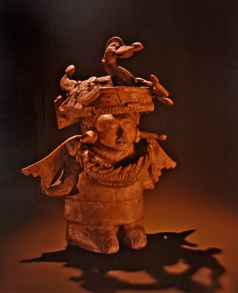 Figur med utarbetad huvudbonad, Nopiloa Culture (keramik) av Pre Columbian Pre Columbian