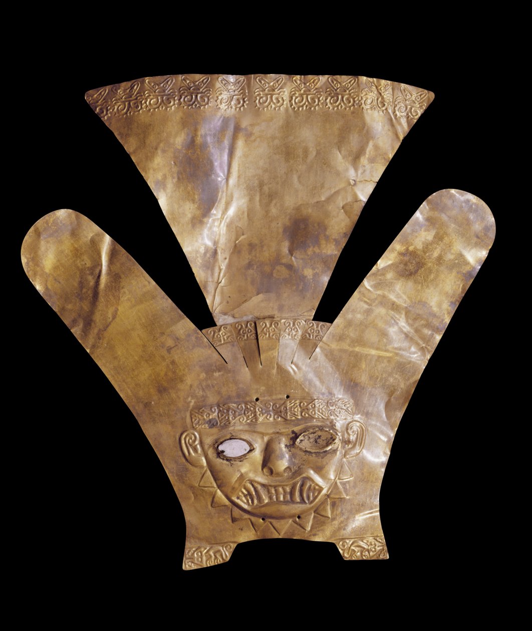 Huvudprydnad som representerar en plymerad kattgud, Mochica-stil (guld) av Pre Columbian Pre Columbian