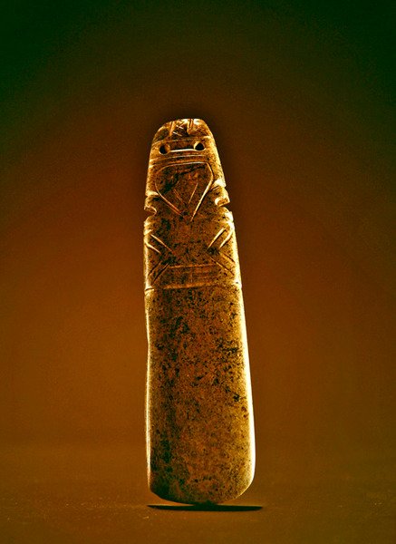 Inskuren yxgud, från Guacimo, Linea Vieja-området (ogenomskinlig brokig grön jade) av Pre Columbian Pre Columbian