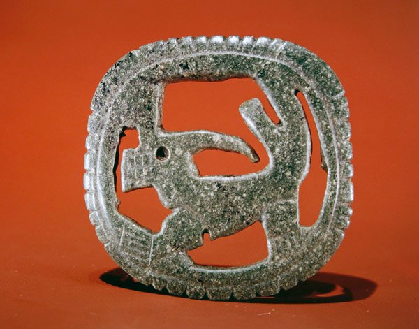 Genombruten djurplakett, från Guacimo, Linea Vieja-området (varierad mellangrön jade). av Pre Columbian Pre Columbian